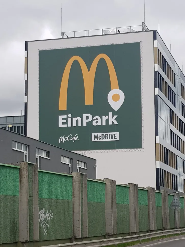 Veľkoplošná budovová reklama